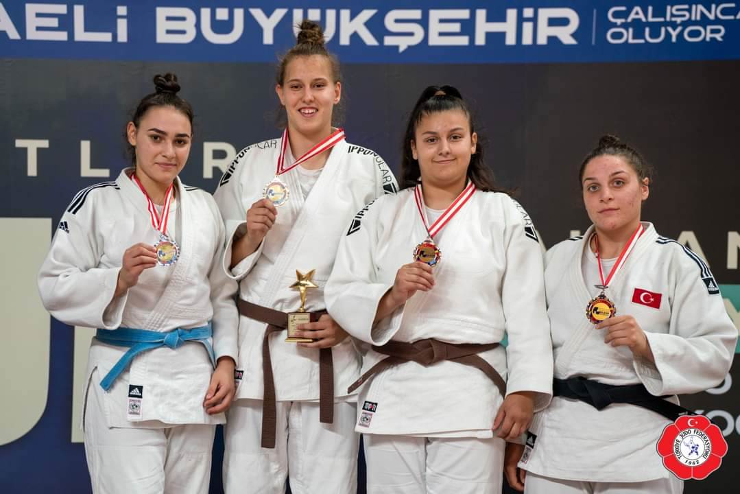 BÜYÜKŞEHİR SPORCULARI GURURLANDIRDI